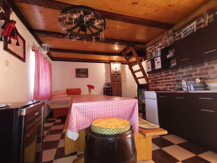 Ferienwohnung Ivona - Kuca Za Odmor Perusic - Stara Lika Exterior foto