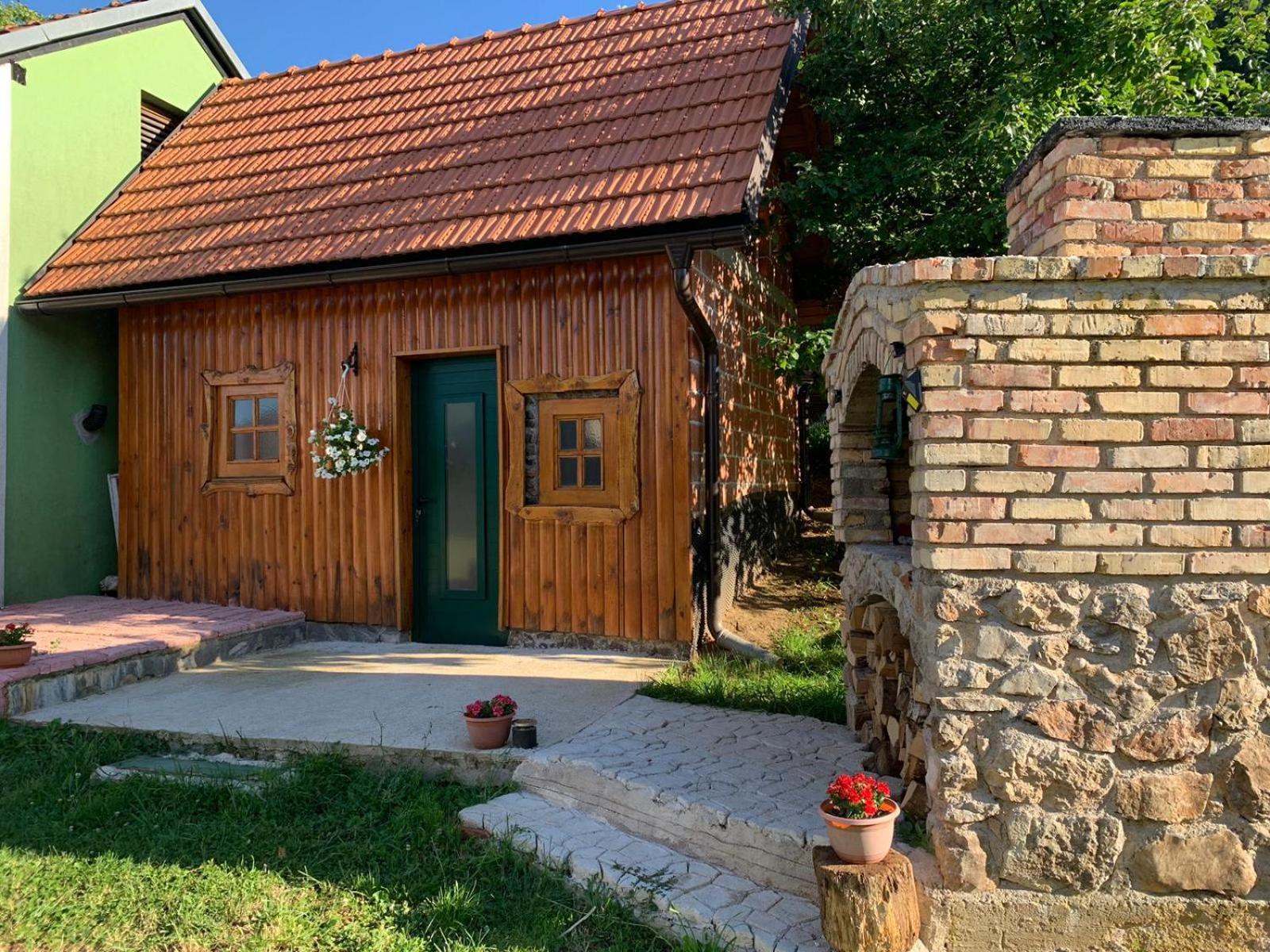 Ferienwohnung Ivona - Kuca Za Odmor Perusic - Stara Lika Exterior foto
